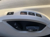 【運転席パワーシート】リクライニングからシートリフターまで、スイッチ一つで簡単にシートの微調整が可能!自分に最適なシートポジションにセットして、快適なドライブをお楽しみください。