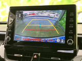 後方の映像にガイドラインが表示され、駐車時の周囲確認をサポートします。画面で車両後方の状況を把握しやすく、車庫入れや縦列駐車に便利です。