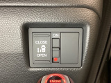 左側電動スライドドアは運転席からでも操作ができるように、ハンドル付近に開閉の操作スイッチが付いています。