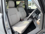 明るい色合いのシートが広がり、前席はゆったりと腰掛けやすい印象です。運転席からの見通しもよく、乗り降りの際にも室内の様子を確認しやすくなっています。