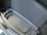トランク中敷き下部にも収納スペースがあります。