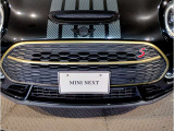 MINIのフロントグリルのデザインはイギリスで生まれた当初から、シルバーのサイドバーが折り重なった伝統的なデザインで御座います。その伝統はBMWのお車になってからでも少しずつ形を変えて守られております