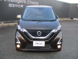 LEDヘッドライトは、本当に明るくて安全です。暗い夜道からお客様を守ってくれます。運転しやすいですし、黄色いハロゲンライトと見比べてください。
