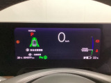 デジタル表示のスピードメーターとタコメーター、燃費やオドメーターなどの表示の他に、ホンダセンシング機能などの表示もできる多機能なマルチインフォメーション・ディスプレイです。