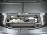 【車載工具】パンクなどのもしもの時に役立つ車載工具があります。ジャッキなどが装備されています。