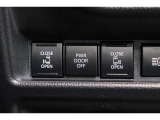 両側電動スライドドアはドアの直接操作以外にも運転席からのスイッチ操作やリモコン操作でも開閉が可能!狭い駐車場などでもドアの開閉が楽々・安心ですね!