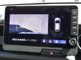 【トップダウンビュー】真上から見下ろしたような視野範囲のビュー。停止位置と距離感が掴みやすい表示、ガイド線のサポートで駐車も安心です。