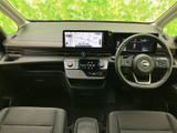 運転席まわりはメーターや画面が前方にまとまり、運転中も情報を確認しやすい配置です。座席からの視界も広く、落ち着いた色調の空間で日々の移動を快適に過ごせます。