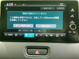 音楽や電話などの選択項目が画面下部に並び、使いたい機能を見つけやすい構成です。Bluetooth機器の接続画面も表示され、音源の切り替えを画面上で確認できます。