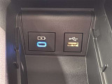 充電用USB端子付き。スマートフォンなどの充電に便利です。