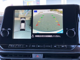 車両周辺の映像と俯瞰表示を画面で確認でき、駐車時などに周囲を把握するのを助けます。目視確認とあわせて活用できるため、狭い場所での駐車や切り返しの際にも心強い装備です。