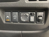 狭い駐車場で便利な電動格納ドアミラーが付いています。