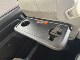 助手席のシートバックに収納式のトレイ付きドリンクホルダーを装備しています。ドライブの時など便利です。