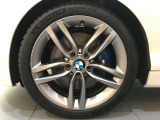アウトバーンの走行を見据えたBMWの足回りは高い走行性能にこだわりが御座います。