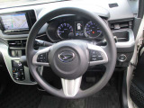 オーディオの音量やチャンネル操作ができるスイッチが、ハンドルに付いています。運転中でも、操作が行えて非常に安全・便利です!