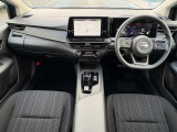 広々とした運転席で快適なドライブをお楽しみください