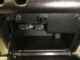 ETC車載器です。センターボックス内に設置されています。センターボックスはキーロック付きです。