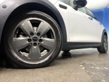●純正16インチアルミホイール:輸入車ならではの卓越した走りを支えるホイールと足回りです!日本車の走りに慣れている方にもぜひ体感して頂きたいほど、高いレベルでまとまっています!