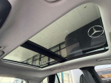 メーカーオプションのパノラミックスライディングルーフ。車外からも分かる大きなガラス面が魅力です。