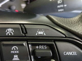 レーンキープコントロール搭載:車線の中央付近を安定して走行するよう車線から外れそうになった時に警告を出したり、ステアリングを調整して車線内に戻す装備です