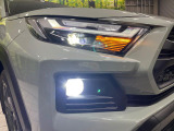 【LEDヘッドライト】悪天候や夜間走行時も良好な視界を確保し安心して運転できる高輝度LEDヘッドライトを装備!点灯速度が早く、消費電力も抑えられています。
