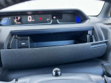 運転席前の小物入れです!手を伸ばすとすぐに取り出せるので使い勝手の良い収納です!