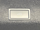 ●電動リアゲート:ワンタッチでリアゲートの開閉ができ、荷物などで両手が塞がっている状態でも簡単に開閉ができる便利機能です。