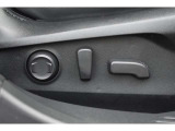 パワーシートを装備。お好みのポジションに細かく調整でき、快適な運転をサポートします。
