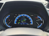 速度や燃料残量などの情報がまとまり、運転席から確認しやすいレイアウトです。中央の表示部でも車両情報を把握でき、日々の運転中に必要な情報を見つけやすく、安心感につながります。