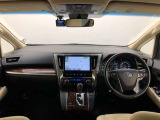 シンプルながら機能性あふれる運転席廻りです。視界性もよく、運転しやすいですよ。
