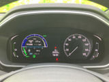 速度や各種車両情報がひと目で確認しやすく、運転中に必要な表示を把握しやすいメーターです。デジタル表示と目盛りがまとまり、視線移動にも配慮されています。