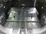 トランクルーム!リアシートは片方ずつ倒せます。乗車員数や積む荷物に応じてアレンジが可能ですので多彩に使えてとても便利です。
