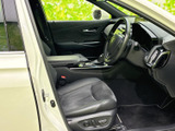 運転席まわりは視界が広く、シートやドア内張りも落ち着いた色合いでまとまっています。ゆったり座れる空間で、日々の移動も快適に過ごせそうです。