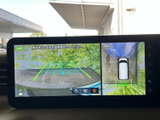車両後方と周囲を確認できる画面表示に、進行方向の目安となるガイドも備わっています。駐車時など、周囲の状況を把握したい場面で確認を助けてくれる便利な装備です。