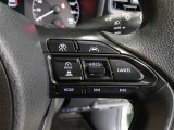 ステアリング右側には、運転支援機能を手元で操作できるスイッチ類を配置しています