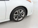 装着タイヤサイズは、215/45R17です。純正アルミホイールを装着しております。