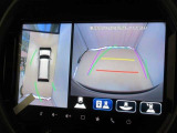 全方位モニター付きです。車両を上から見たような映像をナビゲーション画面に表示。運転席からの目視だけでは見にくい、車両周辺の状況をリアルタイムでしっかり確認できます。