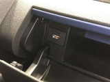 運転席アッパーボックス内には、充電用USB端子が設置されています。