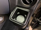 運転席と助手席には、カップホルダーが装備されています。
