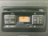 ラジオやCD、AUXなどに対応したオーディオを備えています。ボタン表記が分かりやすく、音源の切り替えや音量調整も手元で確認しやすいため、普段使いに便利です。