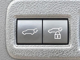 【パワーバックドア】スマートキーや運転席のボタンを押すだけでリアゲートが自動で開閉します!荷物を持っている時や、高い位置にあるバックドアを閉める際に便利な機能です♪
