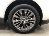 Z&ldquo;Leather Package&rdquo;専用19インチ純正アルミホイール(225/55R19)装着です。