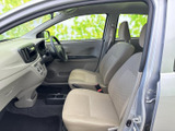 前席まわりは明るい色調で統一され、運転席から助手席まで見通しのよい空間です。ゆとりある座席と足元で、乗る方を穏やかに迎えてくれます。