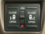 【両側パワースライドドア】両側がパワースライドドアになっており、運転席のスイッチやスマートキーでも開閉が可能です!開口部も広いので乗り降りも楽々♪