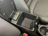 運転席からも助手席からも手が届きやすく、小物などを置いておくのにとても便利♪