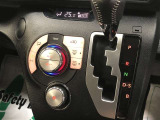 シフトレバーをインパネに設置したことで、運転席からの操作性も良く、直感的で素早い操作が可能です。床面スペースも確保でき、フロントシートウォークスルーも可能。後席へのアクセスも容易です。