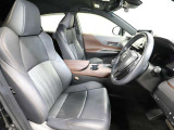 ゆったり室内で運転もしやすいです♪使い勝手の良い配置も考えられています!!