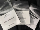 メンテナンスノート、取扱説明書です。 その車の整備記録が事細やかに記録されています。 車が生まれてから今までどのような道を歩んできたのか判るとても重要な物ですよ。