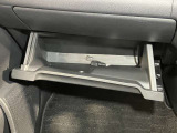 【グローブボックス】容器がせり出してくるバケットタイプ!一目で中身を把握でき、取り出しやすさにも優れます!