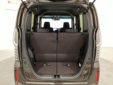 開口部も広く荷物の積み下ろしもしやすいお車となっております。シートの背もたれは5:5の割合で背もたれを可倒でき、前後のシートスライドもできるので荷室をひろげることができます。